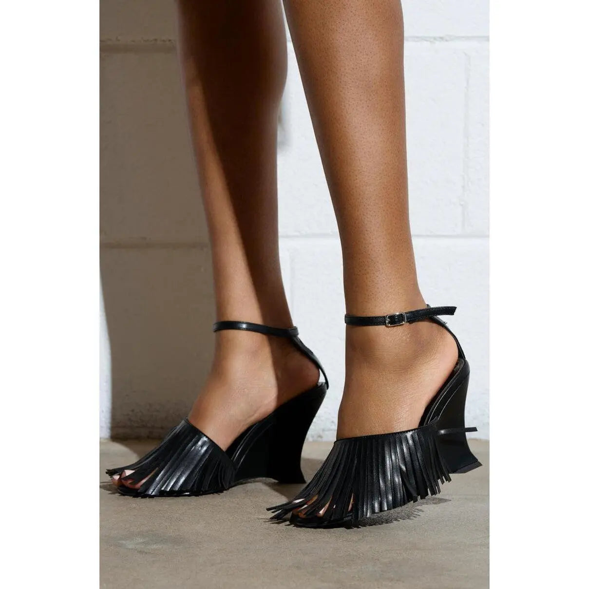 AZALEA WANG FASCIA BLACK FRINGE WEDGE SANDAL
