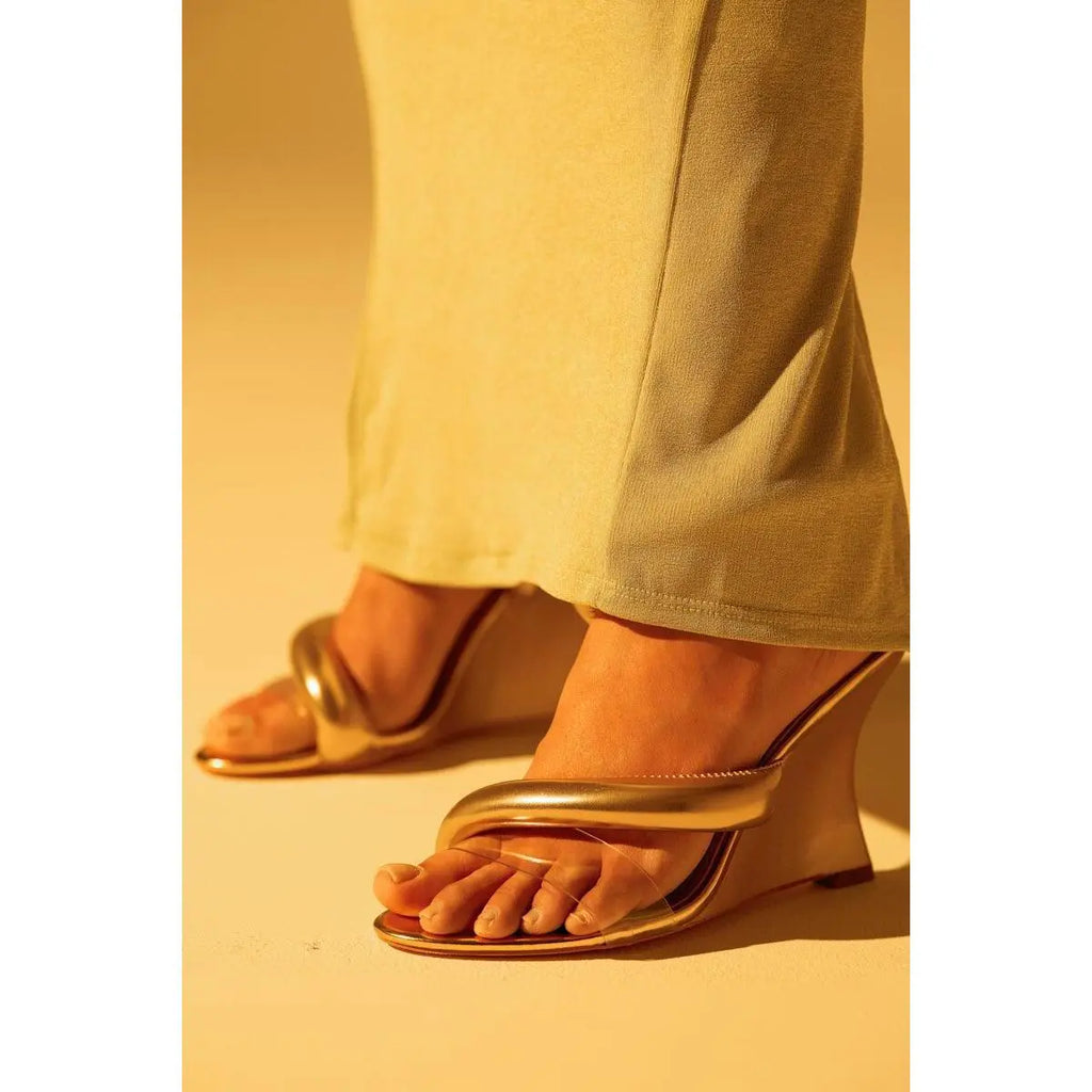 AKIRA MINORU GOLD WEDGE SANDAL